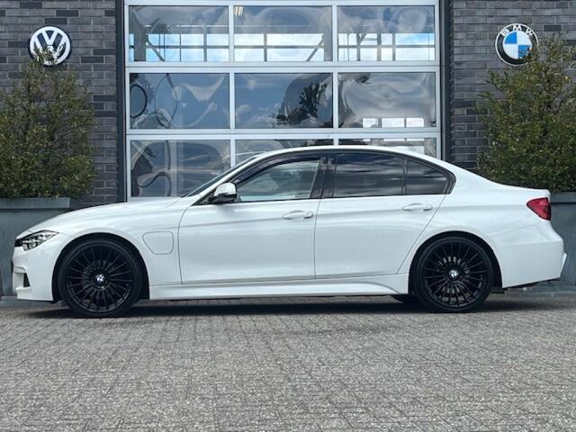BMW 3-SERIE 330E iPERFORMANCE M-SPORT AUT. - LEDER - 19 INCH - ORG. NL.