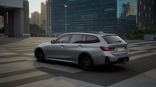 BMW 3-SERIE Touring 330e M Sport Automaat / Panoramadak / Trekhaak / Sportstoelen / Adaptieve LED / Active Cruise Control / Parking Assistant Plus / Stuurverwarming