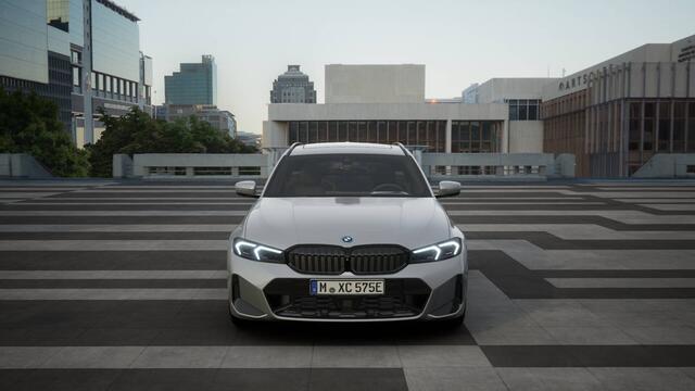 BMW 3-SERIE Touring 330e M Sport Automaat / Panoramadak / Trekhaak / Sportstoelen / Adaptieve LED / Active Cruise Control / Parking Assistant Plus / Stuurverwarming