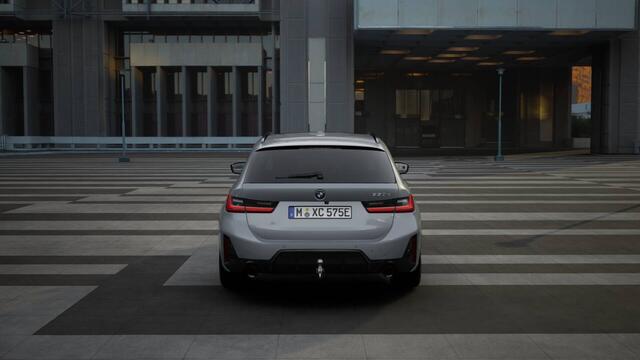 BMW 3-SERIE Touring 330e M Sport Automaat / Panoramadak / Trekhaak / Sportstoelen / Adaptieve LED / Active Cruise Control / Parking Assistant Plus / Stuurverwarming