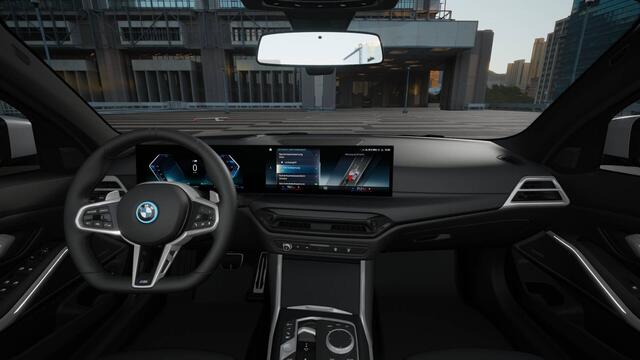 BMW 3-SERIE Touring 330e M Sport Automaat / Panoramadak / Trekhaak / Sportstoelen / Adaptieve LED / Active Cruise Control / Parking Assistant Plus / Stuurverwarming