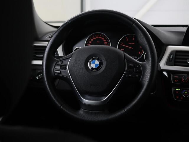 BMW 3-SERIE 320d | Stoelverwarming | Trekhaak | Full LED | Navigatie | Sportstoelen | Climate control | Bluetooth | Parkeerhulp | Cruise control