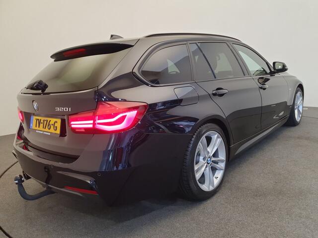 BMW 3-SERIE Touring 320i M-sport Trekhaak, Panoramadak, Leder
