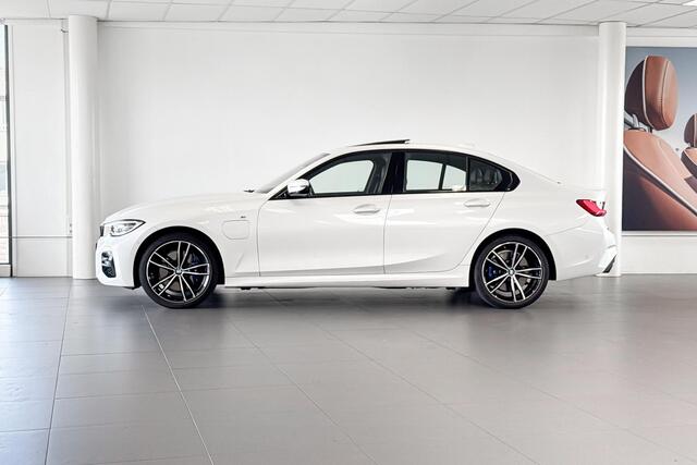 BMW 3-SERIE 330e eDrive Edition | M Sport | Glazen Schuif-/kanteldak | Stoelverwarming | Head-up Display |
