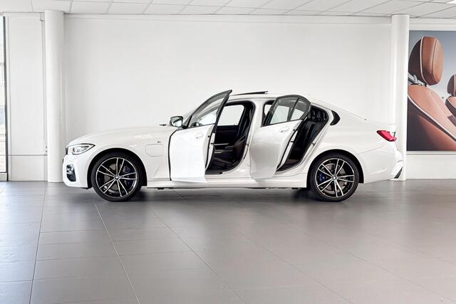BMW 3-SERIE 330e eDrive Edition | M Sport | Glazen Schuif-/kanteldak | Stoelverwarming | Head-up Display |