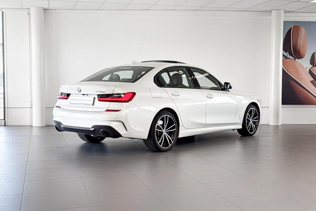 BMW 3-SERIE 330e eDrive Edition | M Sport | Glazen Schuif-/kanteldak | Stoelverwarming | Head-up Display |