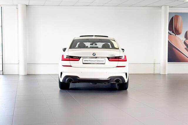 BMW 3-SERIE 330e eDrive Edition | M Sport | Glazen Schuif-/kanteldak | Stoelverwarming | Head-up Display |