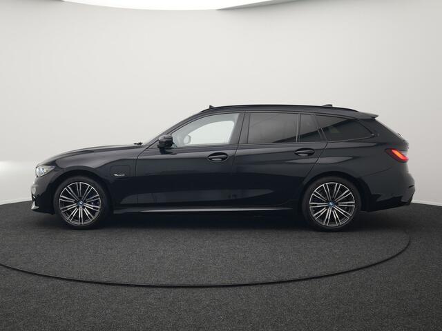 BMW 3-SERIE Touring 330e xDrive M Sport Plug In Hybrid 293pk Dealer O.H PHEV | Panodak | Trekhaak af Fabriek | Adaptive Cruise | Laser LED | Adaptive Onderstel | Head Up | 360 Camera | Keyless |