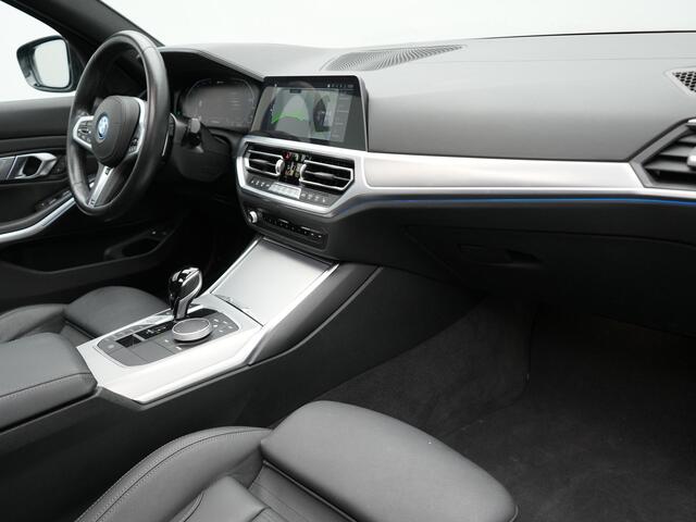 BMW 3-SERIE Touring 330e xDrive M Sport Plug In Hybrid 293pk Dealer O.H PHEV | Panodak | Trekhaak af Fabriek | Adaptive Cruise | Laser LED | Adaptive Onderstel | Head Up | 360 Camera | Keyless |