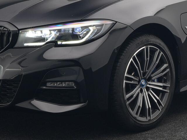 BMW 3-SERIE Touring 330e xDrive M Sport Plug In Hybrid 293pk Dealer O.H PHEV | Panodak | Trekhaak af Fabriek | Adaptive Cruise | Laser LED | Adaptive Onderstel | Head Up | 360 Camera | Keyless |