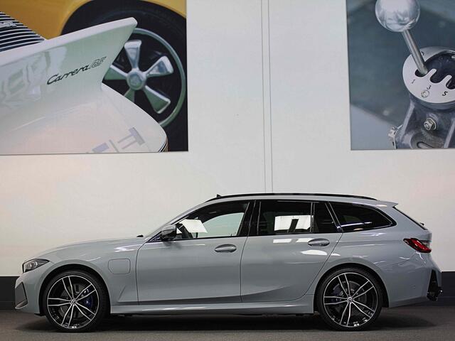 BMW 3-SERIE Touring 330e 292pk M-Sport-Pro | Carbon | ACC | Stuurverw. | M50 jahre | M340 Bumper en uitlaat | E.TH 1500kg | Pano | Camera | Dab+ | Adaptieve Cruise Control | Ambiance | Lane & Side Assist | Apple & Android Carplay | Fabrieksgarantie.