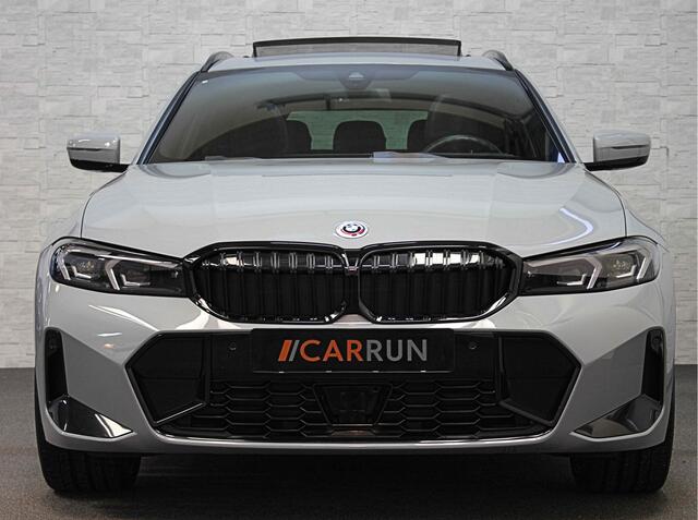 BMW 3-SERIE Touring 330e 292pk M-Sport-Pro | Carbon | ACC | Stuurverw. | M50 jahre | M340 Bumper en uitlaat | E.TH 1500kg | Pano | Camera | Dab+ | Adaptieve Cruise Control | Ambiance | Lane & Side Assist | Apple & Android Carplay | Fabrieksgarantie.
