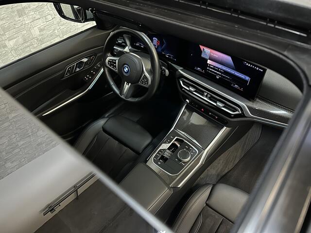 BMW 3-SERIE Touring 330e 292pk M-Sport-Pro | Carbon | ACC | Stuurverw. | M50 jahre | M340 Bumper en uitlaat | E.TH 1500kg | Pano | Camera | Dab+ | Adaptieve Cruise Control | Ambiance | Lane & Side Assist | Apple & Android Carplay | Fabrieksgarantie.
