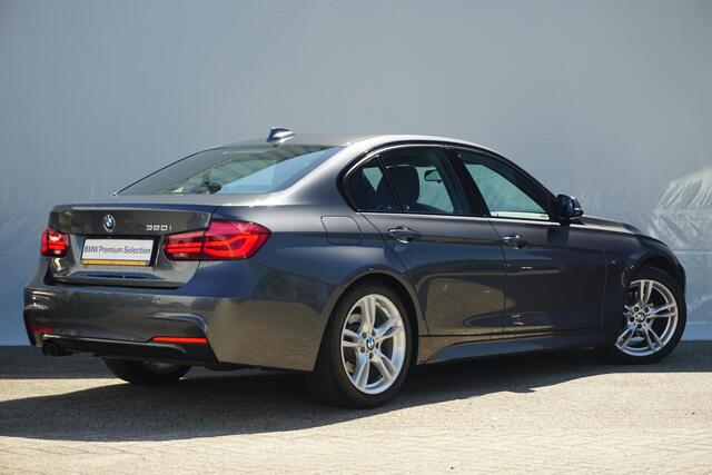 BMW 3-SERIE Sedan 320i M Sportpakket 18'' / Shadow Line / Stoelverwarming / PDC