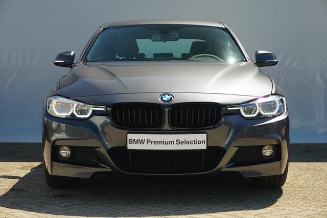 BMW 3-SERIE Sedan 320i M Sportpakket 18'' / Shadow Line / Stoelverwarming / PDC