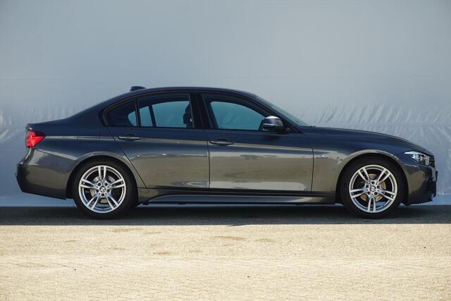 BMW 3-SERIE Sedan 320i M Sportpakket 18'' / Shadow Line / Stoelverwarming / PDC