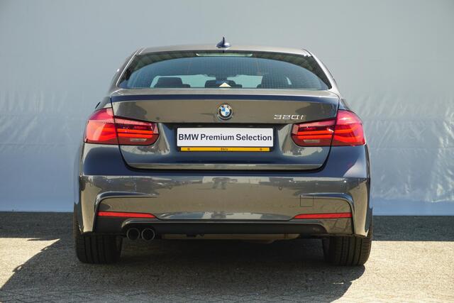 BMW 3-SERIE Sedan 320i M Sportpakket 18'' / Shadow Line / Stoelverwarming / PDC