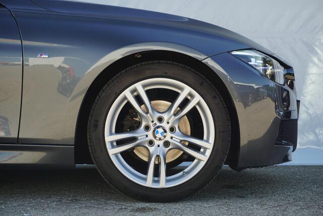 BMW 3-SERIE Sedan 320i M Sportpakket 18'' / Shadow Line / Stoelverwarming / PDC