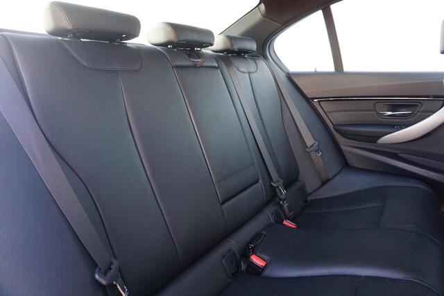 BMW 3-SERIE Sedan 320i M Sportpakket 18'' / Shadow Line / Stoelverwarming / PDC