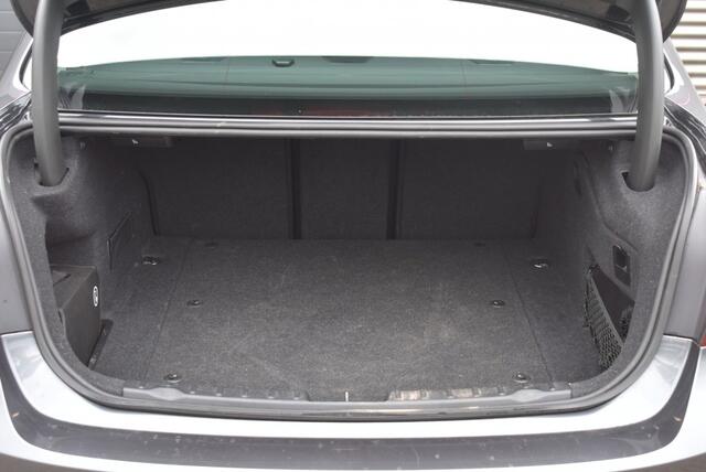 BMW 3-SERIE 330E HIGH EXEC. / SCHUIF KANTELDAK / STOELVERWARMING / LEDERE BEKLEDING