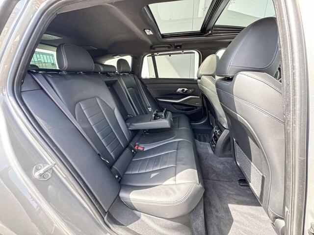 BMW 3-SERIE Touring 330i High Executive M-Sport Harman Kardon / Co-Pilot / Head-Up / Glazen Schuifdak / Stoelen Elektrisch / 19 Inch