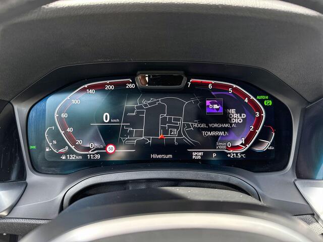 BMW 3-SERIE Touring 330i High Executive M-Sport Harman Kardon / Co-Pilot / Head-Up / Glazen Schuifdak / Stoelen Elektrisch / 19 Inch