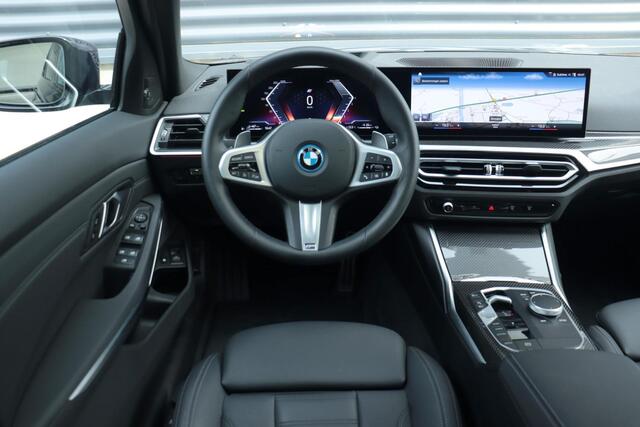 BMW 3-SERIE Touring 330e | M Sportpakket Pro / Innovation Pack / Panodak / Driving Assistant / Harman Kardon / Head-Up / Trekhaak / 19'' LMV | Easter