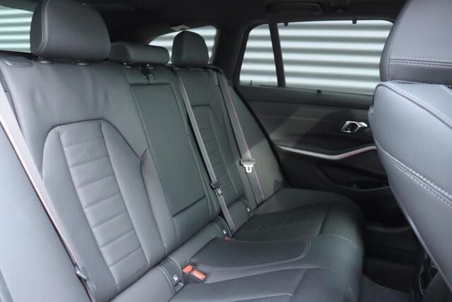 BMW 3-SERIE Touring 330e | M Sportpakket Pro / Innovation Pack / Panodak / Driving Assistant / Harman Kardon / Head-Up / Trekhaak / 19'' LMV | Easter