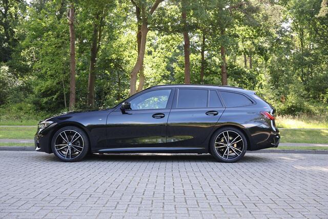 BMW 3-SERIE Touring 320i Executive M-Sportpakket, 19" M Wielset, Keyless, Adap cruise, Camera, Adap LED, Hifi, Live Cockpit Pro, etc.