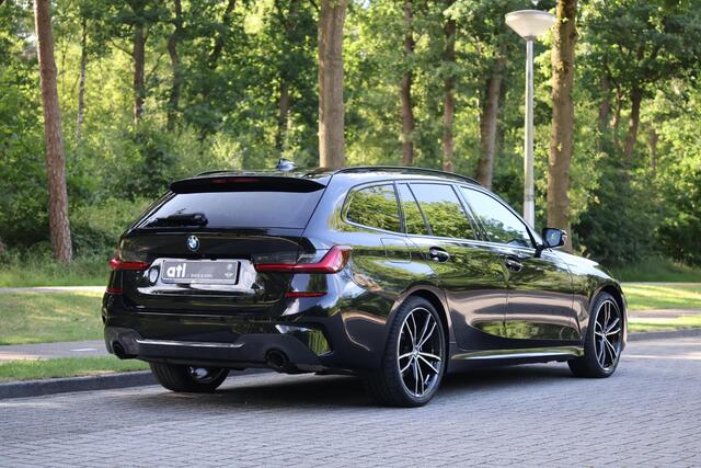 BMW 3-SERIE Touring 320i Executive M-Sportpakket, 19" M Wielset, Keyless, Adap cruise, Camera, Adap LED, Hifi, Live Cockpit Pro, etc.