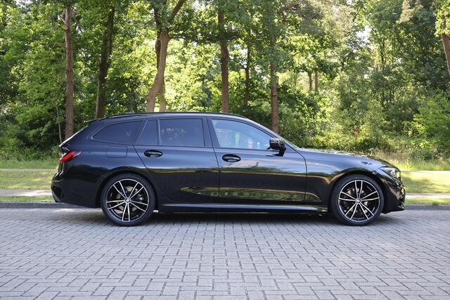 BMW 3-SERIE Touring 320i Executive M-Sportpakket, 19" M Wielset, Keyless, Adap cruise, Camera, Adap LED, Hifi, Live Cockpit Pro, etc.