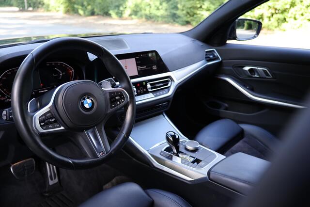 BMW 3-SERIE Touring 320i Executive M-Sportpakket, 19" M Wielset, Keyless, Adap cruise, Camera, Adap LED, Hifi, Live Cockpit Pro, etc.