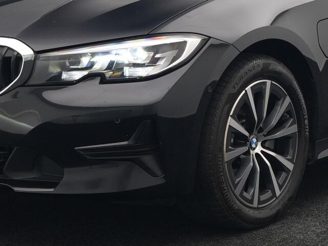 BMW 3-SERIE Touring 320e Sportline Plug In Hybrid 204pk Dealer O.H PHEV | Sportstoelen Verwarmd | Camera | Apple Carplay | Navi Full Map | DAB | El. Achterklep |