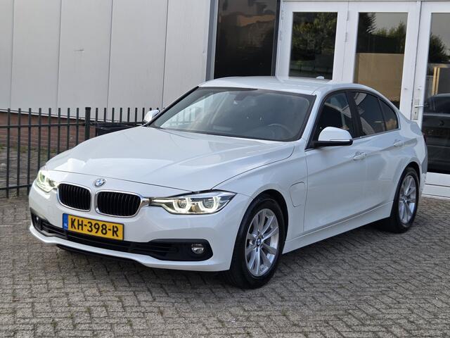BMW 3-SERIE 330e Centennial Executive XENON LED|AUTOMAAT|NAVIGATIE|LEDER|PDC VOOR & ACHETER|GETINT GLAS|STOELVERWARMING Maandag tot Vrijdag van 09.00 tot 20.00 uur en Zaterdag van 09.00 tot 18.00 uur