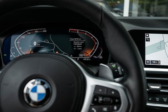 BMW 3-SERIE 330 330i M Sport | M-Performance | Adapt. Cruise | Eibach | Live Cockpit | CarPlay | Ambience verlichting | Navi. Prof. |