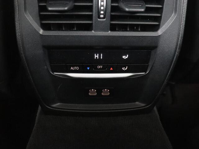 BMW 3-SERIE 318i Executive Edition | Sport Line | Trekhaak | Sportstoelen | Carplay | Half leder | Live Cockpit | Navigatie | Climate control | Parkeerhulp