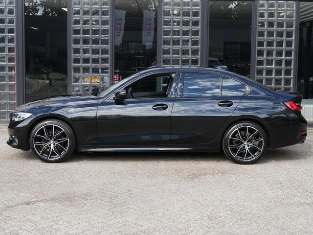 BMW 3-SERIE 318i Sportline Carplay Sportstoelen Leder/Stof NaviPro 19inch LM Velgen Privacy Glass Shadow-Line