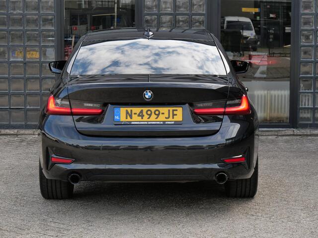 BMW 3-SERIE 318i Sportline Carplay Sportstoelen Leder/Stof NaviPro 19inch LM Velgen Privacy Glass Shadow-Line