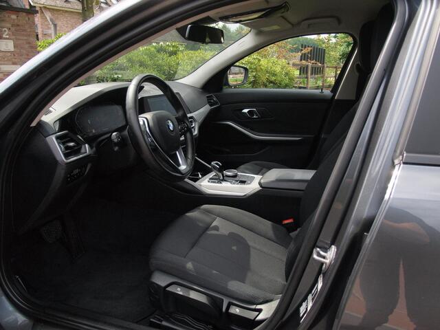 BMW 3-SERIE 320i Business Edition | Apple Carplay | Trekhaak | Cruise Control | Automaat | Parkeersensoren |