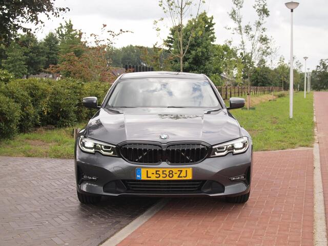 BMW 3-SERIE 320i Business Edition | Apple Carplay | Trekhaak | Cruise Control | Automaat | Parkeersensoren |