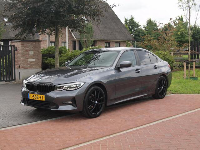 BMW 3-SERIE 320i Business Edition | Apple Carplay | Trekhaak | Cruise Control | Automaat | Parkeersensoren |