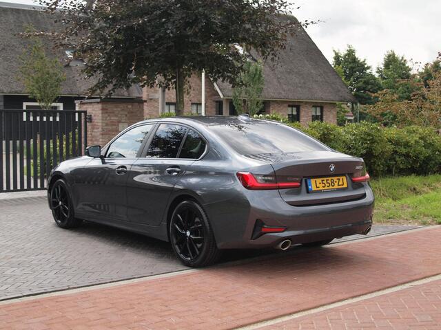 BMW 3-SERIE 320i Business Edition | Apple Carplay | Trekhaak | Cruise Control | Automaat | Parkeersensoren |