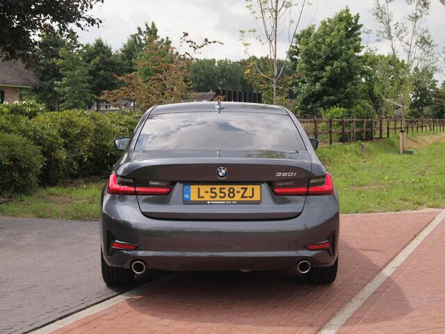 BMW 3-SERIE 320i Business Edition | Apple Carplay | Trekhaak | Cruise Control | Automaat | Parkeersensoren |