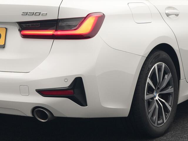 BMW 3-SERIE Touring 330e Plug In Hybrid 293pk Dealer O.H PHEV | Cruise Control | Apple Carplay | Lederen Sportstoelen Verwarmd | Navigatie | Virtual | DAB |