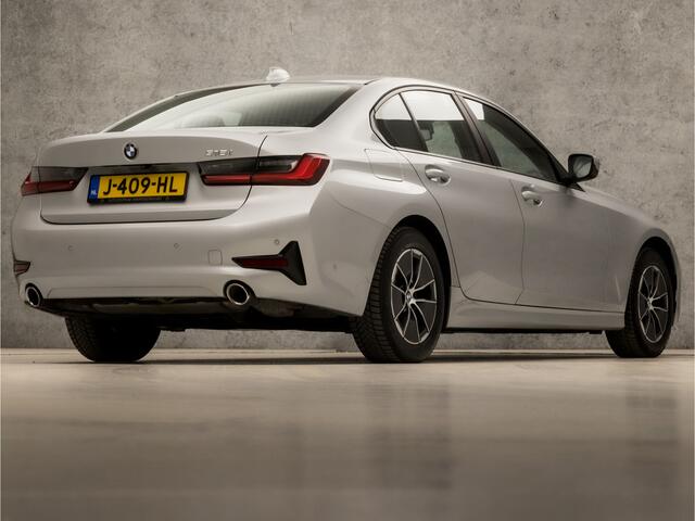 BMW 3-SERIE 318i Executive Sportline 157Pk Automaat (APPLE CARPLAY, GROOT NAVI, CAMERA, TREKHAAK, SPORTSTOELEN, CRUISE, PARKEERSENSOREN, LANE ASSIST, NIEUWSTAAT)
