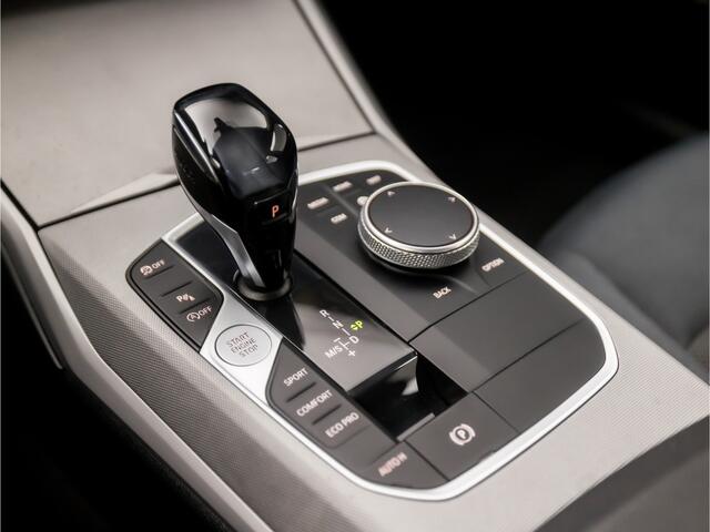 BMW 3-SERIE 318i Executive Sportline 157Pk Automaat (APPLE CARPLAY, GROOT NAVI, CAMERA, TREKHAAK, SPORTSTOELEN, CRUISE, PARKEERSENSOREN, LANE ASSIST, NIEUWSTAAT)