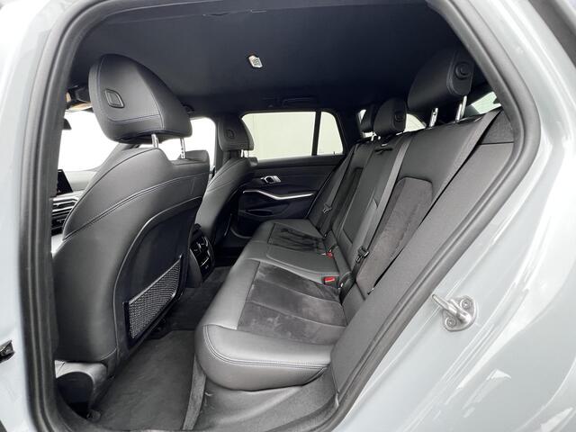 BMW 3-SERIE Touring 330e M-Sport Touring Plug-in PHEV Shadow Line / Wide Screen / Brooklyn Grey / 1500kg Trekgewicht / M-pakket / Parkeerassistent-pakket / 18" breedset LM wielen / Camera 360° /