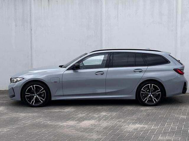 BMW 3-SERIE Touring 330e M-Sport Touring Plug-in PHEV Shadow Line / Wide Screen / Brooklyn Grey / 1500kg Trekgewicht / M-pakket / Parkeerassistent-pakket / 18" breedset LM wielen / Camera 360° /