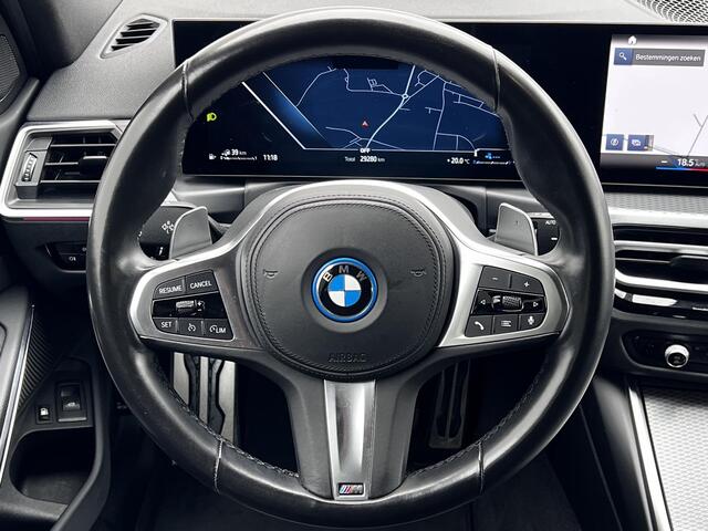 BMW 3-SERIE Touring 330e M-Sport Touring Plug-in PHEV Shadow Line / Wide Screen / Brooklyn Grey / 1500kg Trekgewicht / M-pakket / Parkeerassistent-pakket / 18" breedset LM wielen / Camera 360° /
