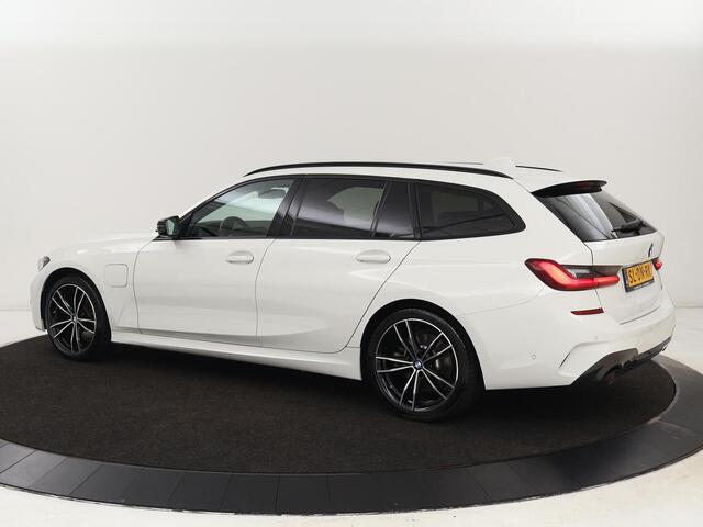 BMW 3-SERIE 320e M Sport | Head-Up | LaserLight | Stoelverwarming | Adaptive cruise | Sfeerverlichting | Carplay | Sportstoelen